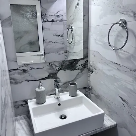 Apartment Sevilia Qeparo